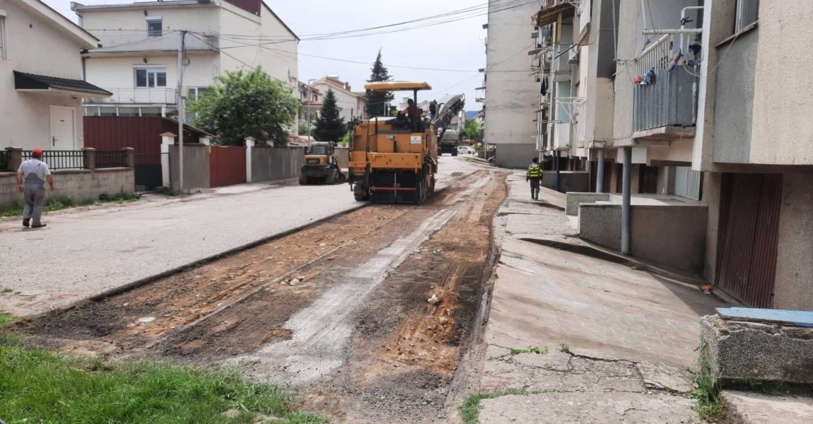 Гребење на стариот асфалт на ул. Ѓуро Салај