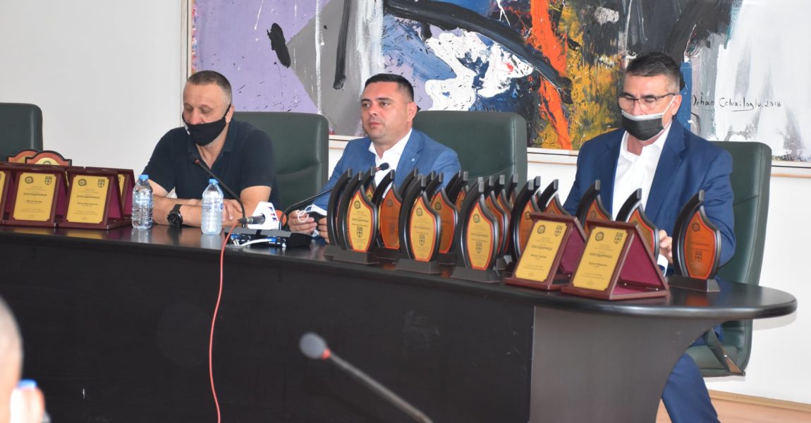 Доделени благодарници на фудбалерите и управата на ГФК Тиквеш