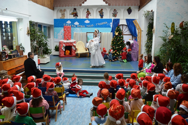 НОВОГОДИШНА ПРОГРАМА И ПАКЕТЧИЊА ВО ГРАДИНКАТА „РАДА ПОЦЕВА“