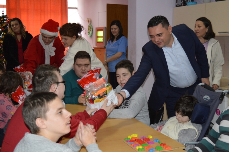 НОВОГОДИШНИ ПАКЕТЧИЊА ЗА ДЕЦАТА ОД „ДНЕВЕН ЦЕНТАР“ КАВАДАРЦИ