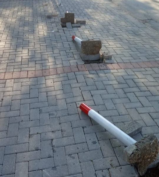 Оштетени металните столбови на булевар „Македонија“